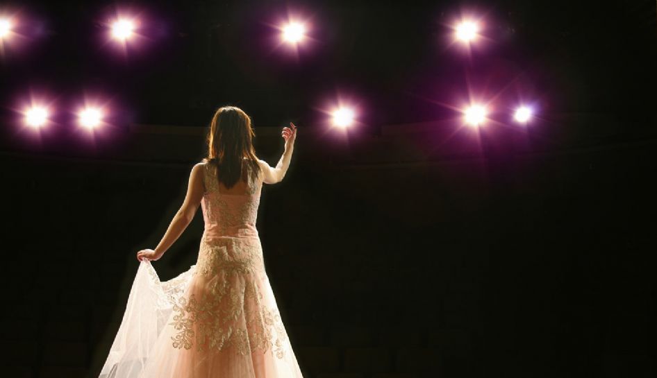 pronuncia a Venezia - Dopo le lezioni di pronuncia a Venezia, una cantante d'opera al teatro durante un'esibizione